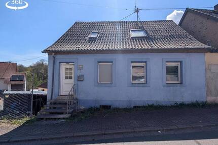 Gemütliches Einfamilienhaus mit Garten, Balkon & viel Potenzial in Schiffweiler