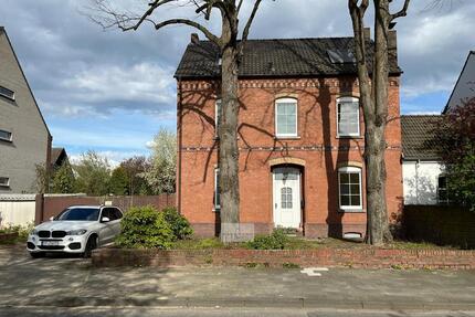 Alt-Willich:Herrenhaus mit Garten und großem Hinterhof + Garagen in zentraler Lage von Willich!
