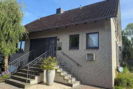 Haus zum Mieten in Buxtehude 1.650,00 € 215 m²