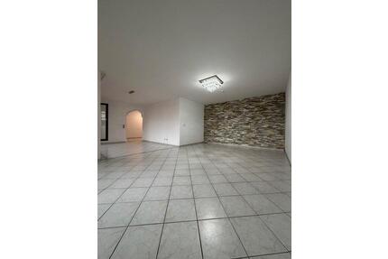 4 Zimmer Wohnung in Nordenstadt mit EBK, Balkon und TG - Wiesbaden Mainz-Amöneburg