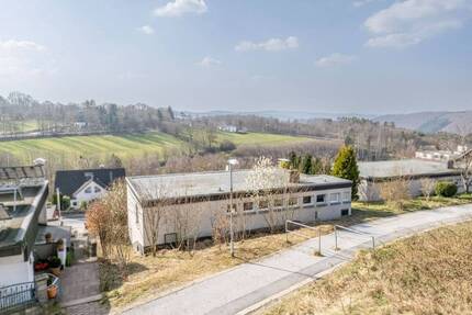 Wohnen über den Wolken von Altena: Wo Familienidylle und Natur eins werden