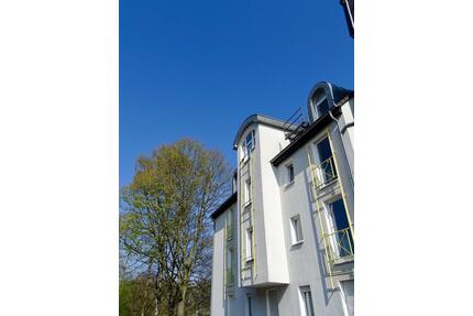 Bezugsfreie DG-Maisonette mit Balkon, Stellplatz & Garage - Wuppertal Brill