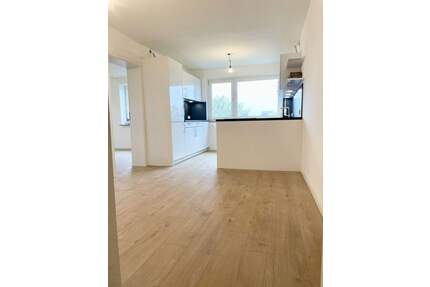 Erstbezug nach Sanierung: 3,5-Zi. mit offener Küche, Balkon & Stellplatz sofort frei - Leonberg Eltingen