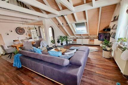 Moderne, gepflegte 3-ZW mit EBK, Wintergarten und Galerie in Kist! Garage und Stellplatz inklusive!