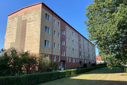 Geräumige 4-Zimmer-Wohnung mit EBK & Balkon in ruhiger Lage - Berge