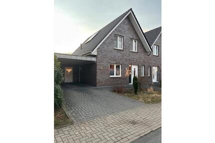 Moderne Doppelhaushälfte mit Terasse, kleinem Garten & Carport - Goldenstedt