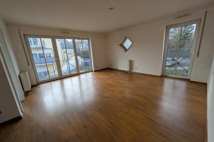 Helle 2-Raum-Wohnung mit Balkon, Badewanne & Abstellraum – frisch renoviert in Burkhardtsdorf