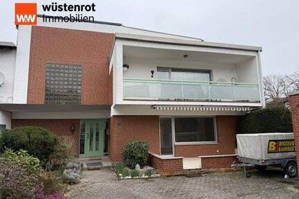 Attraktives Zweifamilienhaus mit Garten, großem Hof und Garagen - Neuwied / Niederbieber