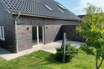 Moderne Doppelhaushälfte mit Garten und Carport in Lüneburg