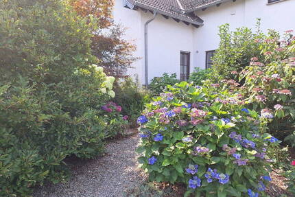 MAKLERFREI_Traumhaftes Einfamilienhaus mit 2 ELW mitten im Grünen - St. Egidien