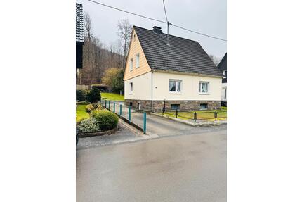 Ein-Zweifamilienhaus mit 900 m² Baugrundstück in Bergneustadt