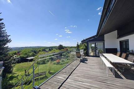 Exklusives Zweifamilienhaus Glashütten: Pool, Blick, barrierefrei - nur 30 Min. von FFM & Wiesbaden