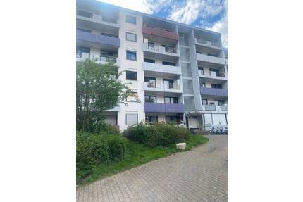 2 Zimmer-Wohnung mit Schwarzwaldblick. Lichtdurchflutete Zimmer, Balkon mit Doppelzugang und Tiefgarage in Freiburg - Freiburg im Breisgau Altstadt