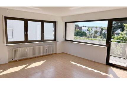Frisch getüncht! - Helle, großzügige 4 Zi-Whg Wohnung mit Garage und großem Balkon in Fürth