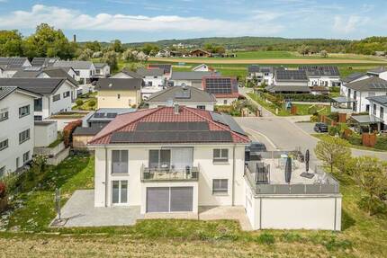 Modernes, freistehendes Zweifamilienhaus mit Freiblick & Südausrichtung in Volkertshausen