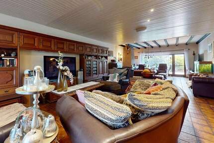 PHI KÖLN -Ruhig gelegener Familientraum mit Einliegerwohnung und Garagen in Erfstadt-Erp! - Erftstadt-Erp