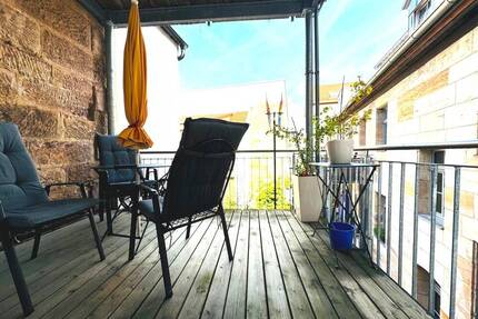 Hochwertige 3 Zimmer Wohnung im sanierten Baudenkmal, großes Bad, Parkettboden und Balkon zentral in Fürth.