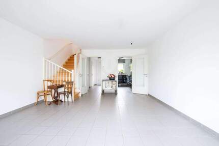 Berliner Schweizer Viertel: Schönes Reihenhaus mit Sauna und Studio-Galerie in beliebter Lage