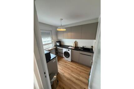 Voll möbliert, zentral wohnen, oberste Etage m. Balkon u. TG - Bayreuth City