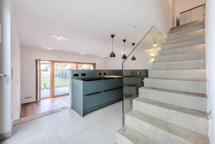 Exklusives Wohnen: Modernes Einfamilienhaus (2020) mit großem Garten in Griesheim