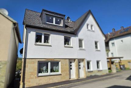 Gepflegte helle Doppelhaushälfte mit Wohlfühl-Garten & extra-hohem Doppelcarport - Rödental Einberg
