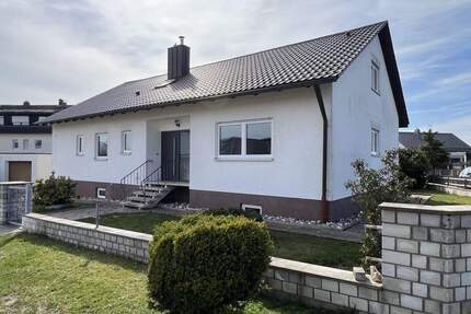 Optimale Anbindung zur BAB 3! Einfamilienhaus mit Garage bei Berg, zwischen Nürnberg und Regensburg - Berg bei Neumarkt in der Oberpfalz / Stöckelsberg