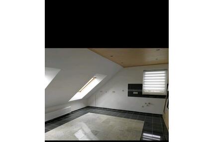 Helle Dachgeschosswohnung mit großer Wohnküche - ab sofort frei! - Schiffweiler