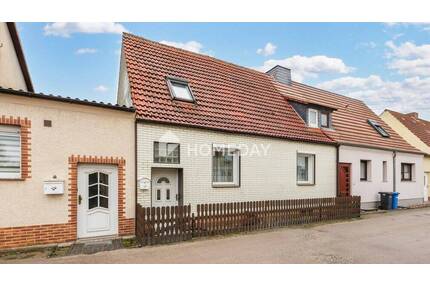 Ruhig wohnen, kreativ gestalten: DHH mit Garagen und geräumigem Nebenhaus für Handwerker in Genthin