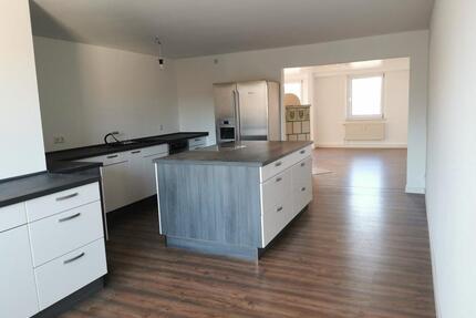 4-RAUM-WOHNUNG mit Einbauküche Balkon Wanne + Dusche, saniert - Zwickau