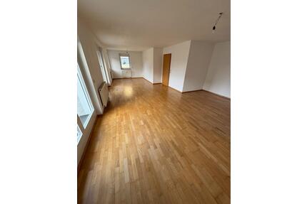 große 3,5 Zimmer-Wohnung mit großer Terrasse in Zentrum von Königsbronn zum 01.05.2026 zu vermieten.