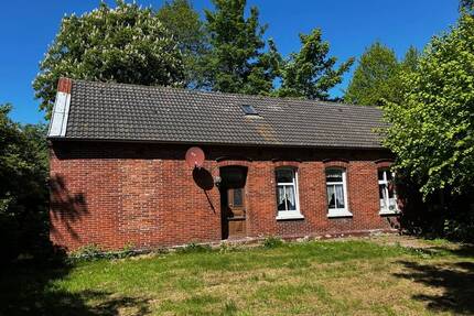 Älteres Wohnhaus mit Schirm, Charme und Melone in Arle - Großheide / Arle