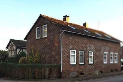 Charme der Geschichte: Doppelhaushälfte mit Garten und Modernisierungspotenzial in Holzminden