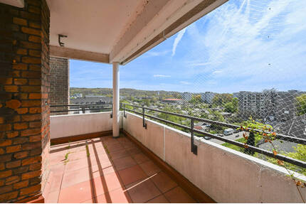 Urban wohnen mit Weitblick: Drei-Zimmer-Wohnung mit Loggia, Balkon und Schwimmbad in Düsseldorf