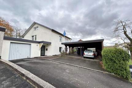 Freistehendes Einfamilienhaus mit Anbau, Garage, Doppelcarport und Garten in Warburg-Rimbeck