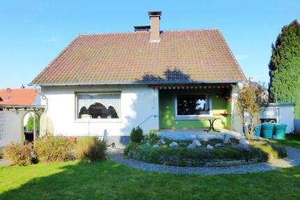 Einfamilienhaus mit zwei Garagen in Hasselroth, 140 m² Wohnfläche