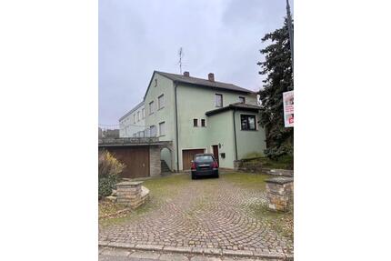 Großes Wohnhaus mit Anbau – 2.365 m² Grundstück und 2 Garagen - Ippesheim