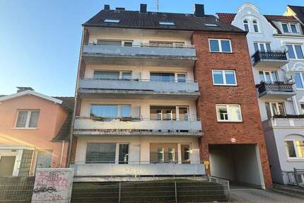 Solides Mehrfamilienhaus mit 9 Wohnungen + 8 Garagen auf 596 m² Eigenland in Lübeck- St. Lorenz-Nord - Lübeck - St. Lorenz-Nord St. Lorenz Nord