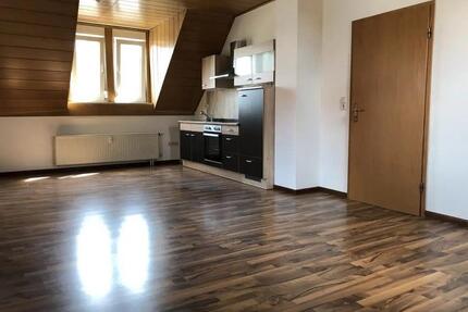Gemütliche 2-Zimmer-Dachgeschoss Wohnung mit Einbauküche - Lahnau