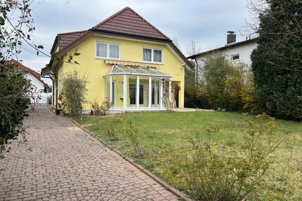 Großzügiges Einfamilienhaus mit Wintergarten, Terrasse & 4 Garage - Rödermark