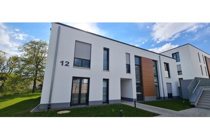Exklusive 2,5 Zimmer-Neubauwohnung mit viel Platz, sonniger Terrasse, Einbauküche und TG-Stellplatz - Villingen-Schwenningen