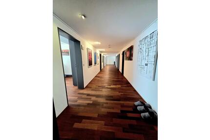 Moderne vollmöblierte Bürofläche (187 m²) mit Balkonen, Konferenzraum & Parkplätzen – Nähe Ulm - Schelklingen