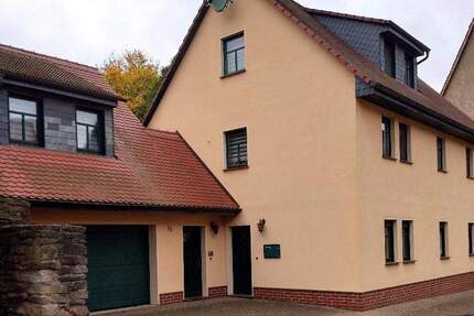 Burgnähe in Wettin: Komfortables Einfamilienhaus mit Einliegerwohnung, Garage und Pool - Wettin-Löbejün