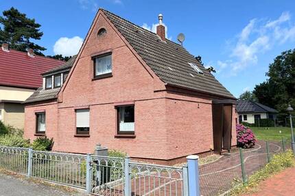 PURNHAGEN-IMMOBILIEN - Freistehendes Einfamilienhaus auf großem Grundstück in ruhiger Nebenstraße von Rekum! - Bremen / Rekum