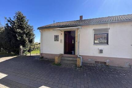 Handwerkerobjekt in Grünstadt: DHH mit Garten, Garage und Potenzial