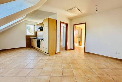 Modernisiert & einladend: Dachgeschosswohnung mit Entwicklungspotenzial - Wiemersdorf