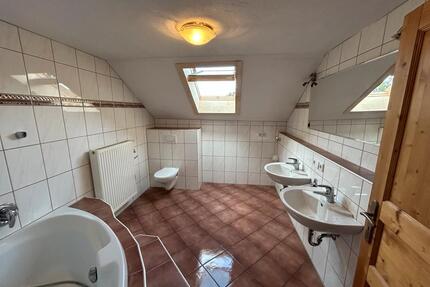 Wohnung 3 Zimmer, Altbau, Zentralheizung, Dachgeschoss - Hergatz