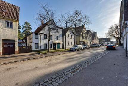 +++ freistehend - 6 Wohneinheiten - 4 x vermietet, 2 x frei - Fachwerk - sanierungsbedürftig - zentral & bequem +++ - Stuttgart Zuffenhausen