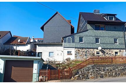 Natuschieferhaus mit Garten und Garage - Schotten
