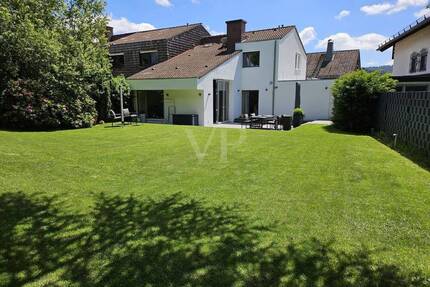 Idyllisch in schöner Waldrandlage - Wertig ausgestattete DHH mit Kamin, EBK, großem Garten u. Garage - Schmitten Oberreifenberg