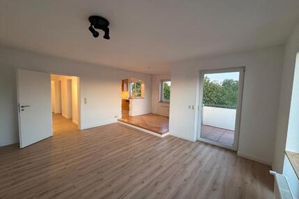 Frisch renovierte 3-Zimmer Wohnung mit großen Balkon und 2 Stellp - Stadthagen